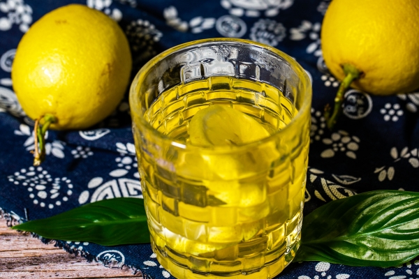 蜂蜜柠檬水的功效与作用、禁忌和食用方法