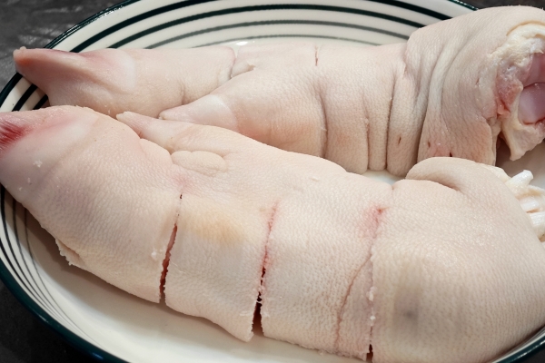 猪蹄炖海带的功效与作用、禁忌和食用方法
